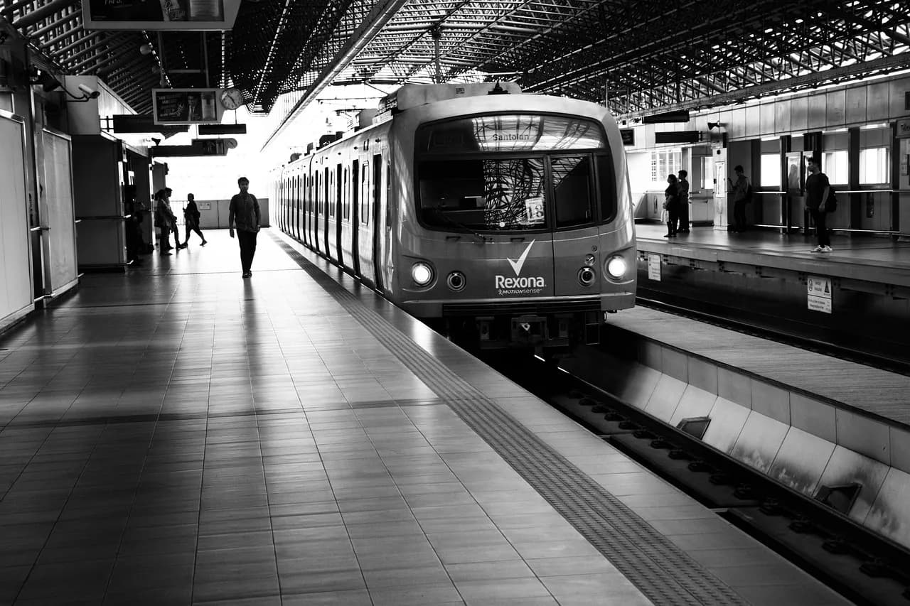 A train arriving at an elevated rail station platform